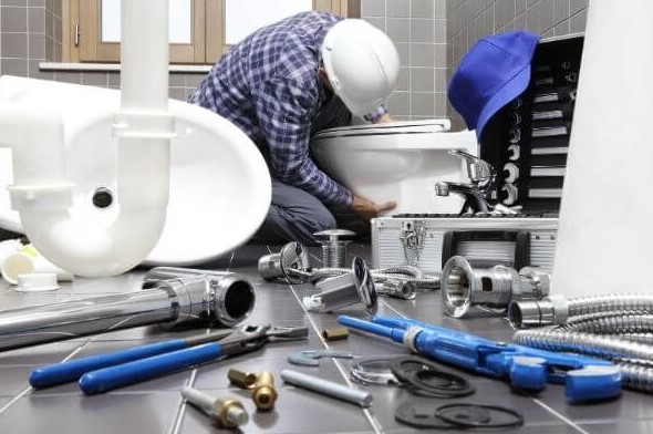 Instalator profesionist la lucru